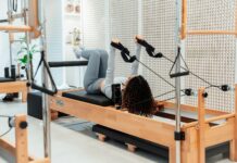 ‘필라테스’ 열풍, 단순 운동 넘어 바디·마인드 케어로 확산 a woman is doing exercises on a rowing machine